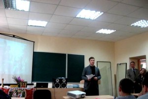 семинарист Андрей Бузук на пасхальной встрече со студентами колледжа.