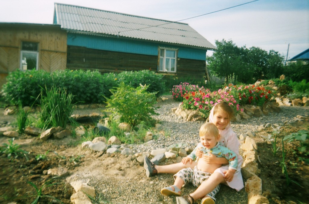 После прополки клумбы. Точно помним, получилось не плохо.