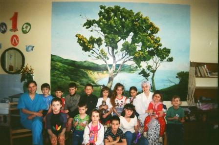 2001 год. Поздравление с праздником Христова Воскресения ребятишек-пациентов городской больницы, Лор-отделение.