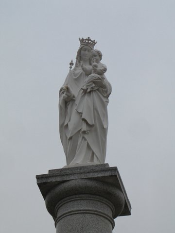 статуи Пресвятой Богородицы расположены с четырех сторон Благовещенска