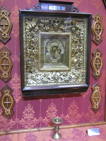 Старинная икона Казанской Божьей Матери (музейный экспонат)