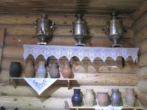 Самовары и глиняные кувшины первых казаков.