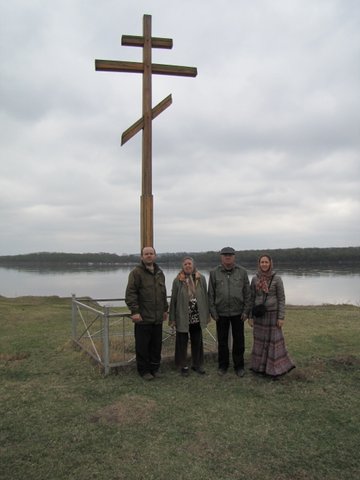 Поклонный крест на берегу Амура памяти первым казакам